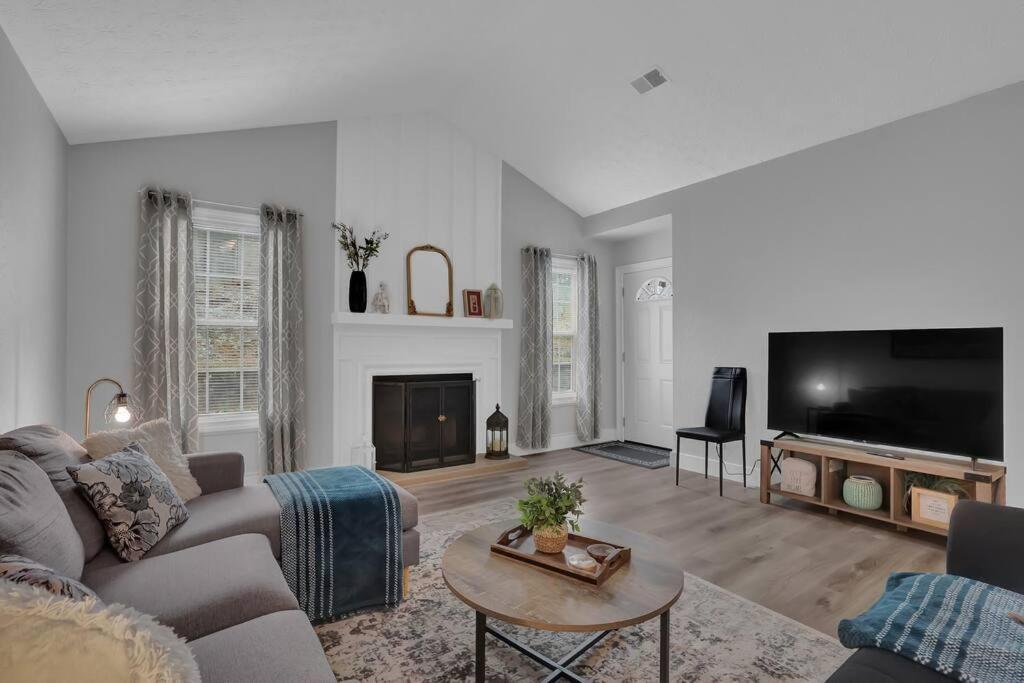 The Smart Stay ! New Remodel! Minutes from Atlanta image