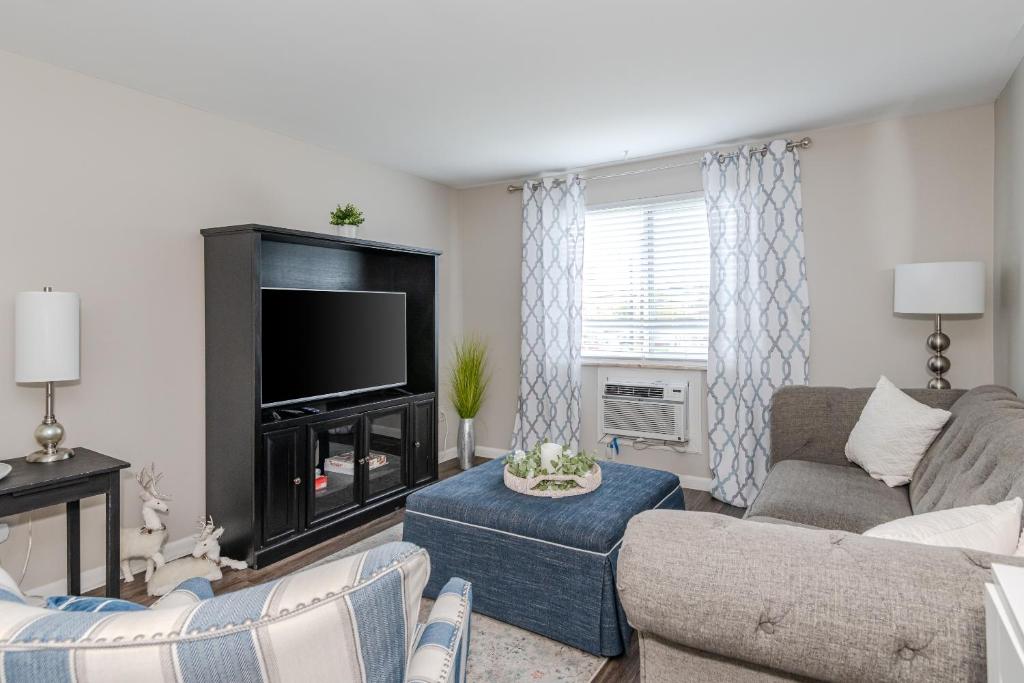 Stylish & Cozy Retreat W Modern Comforts! image