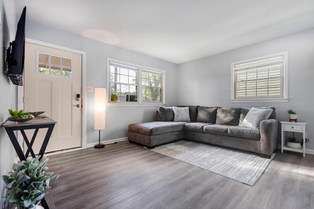 Charming 3-BR Home Near Beach & Downtown image