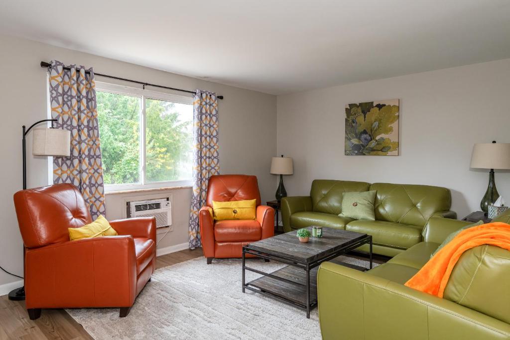 Midcentury Modern 2br Comfort Near The Greene! image