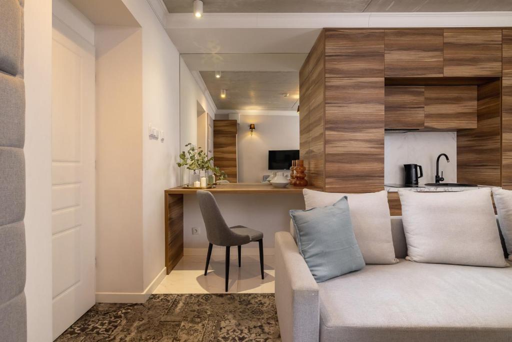 Radiant Alabaster - 1BR & AC - Main Station - Tap to explore photos