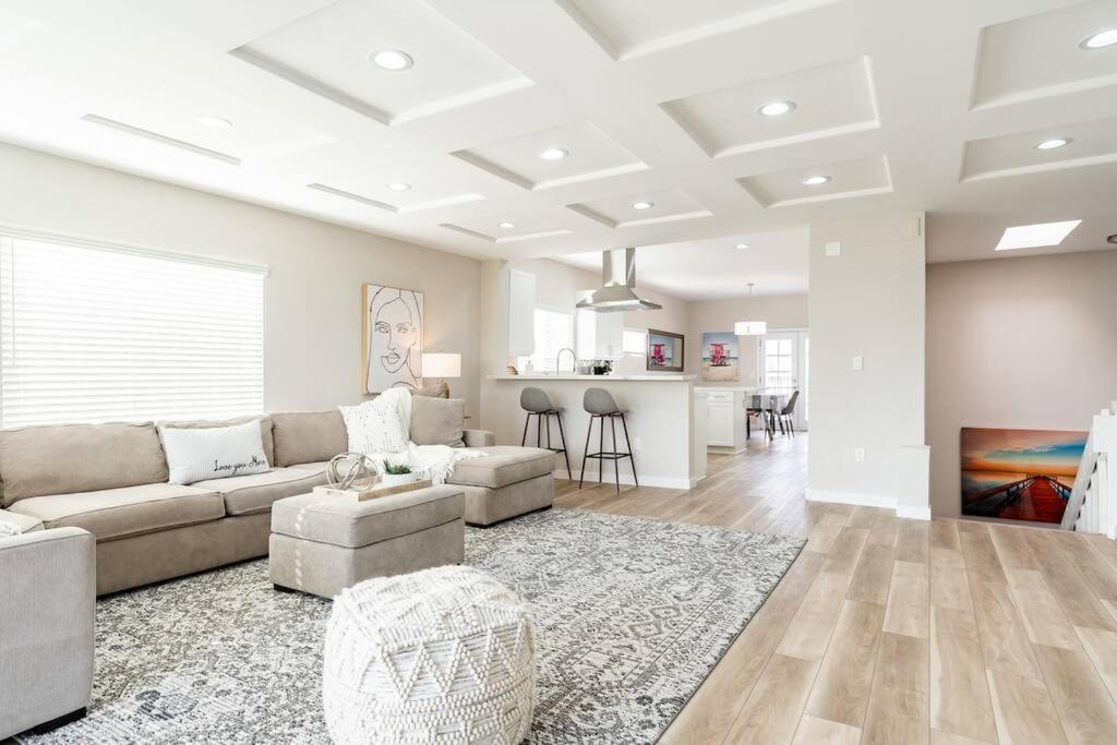 1 Block to Sand Stylish 3BR Contemporary Home image