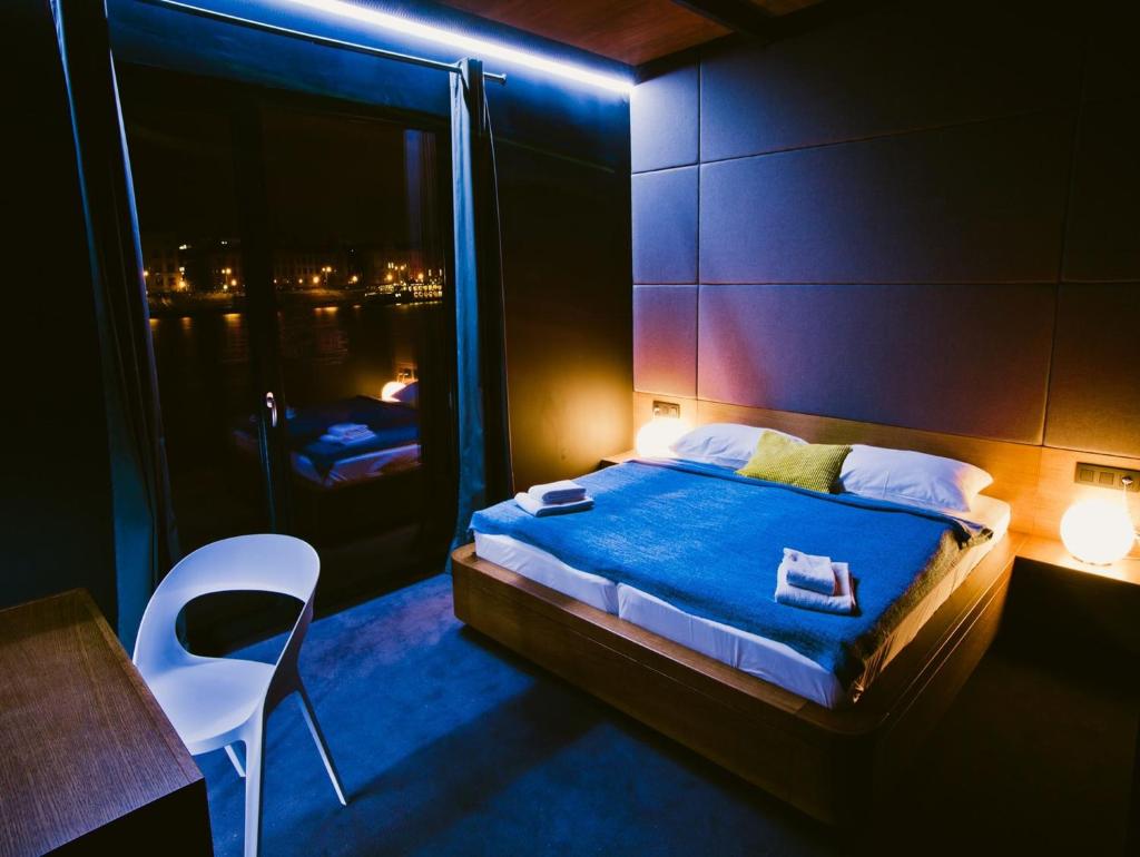 Двухместный (Double Room  Danube with French Balcony), Botel Dunajský Pivovar