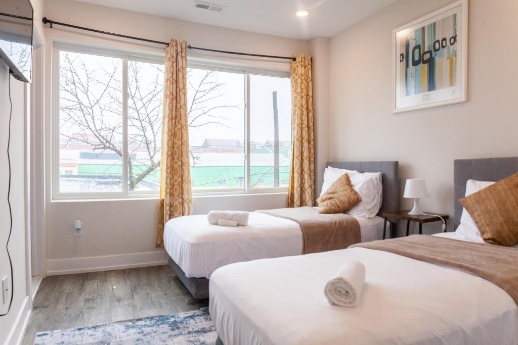 2bed-wifi-centralwdofficedesksmrt Tv image