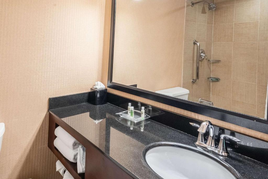 Holiday Inn Frisco by IHG - Tap to explore photos