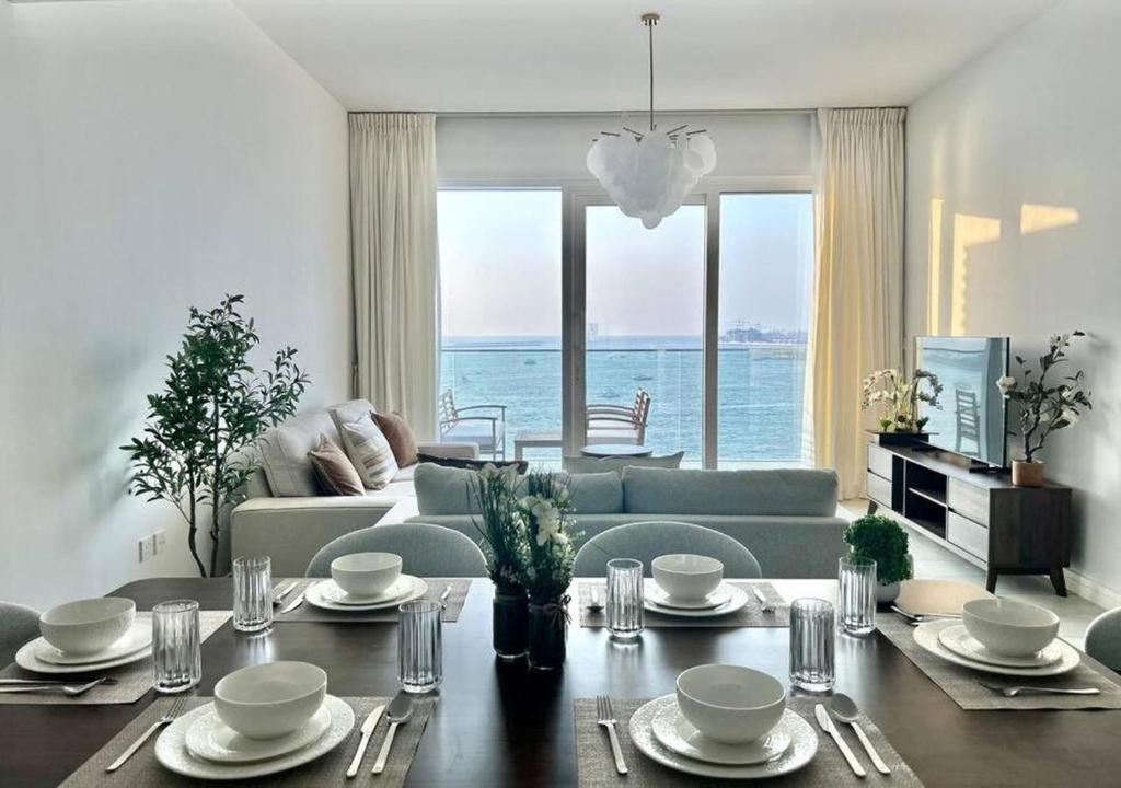 La Vie - 2 Bedroom Beachfront Full Sea View Apartment in JBR