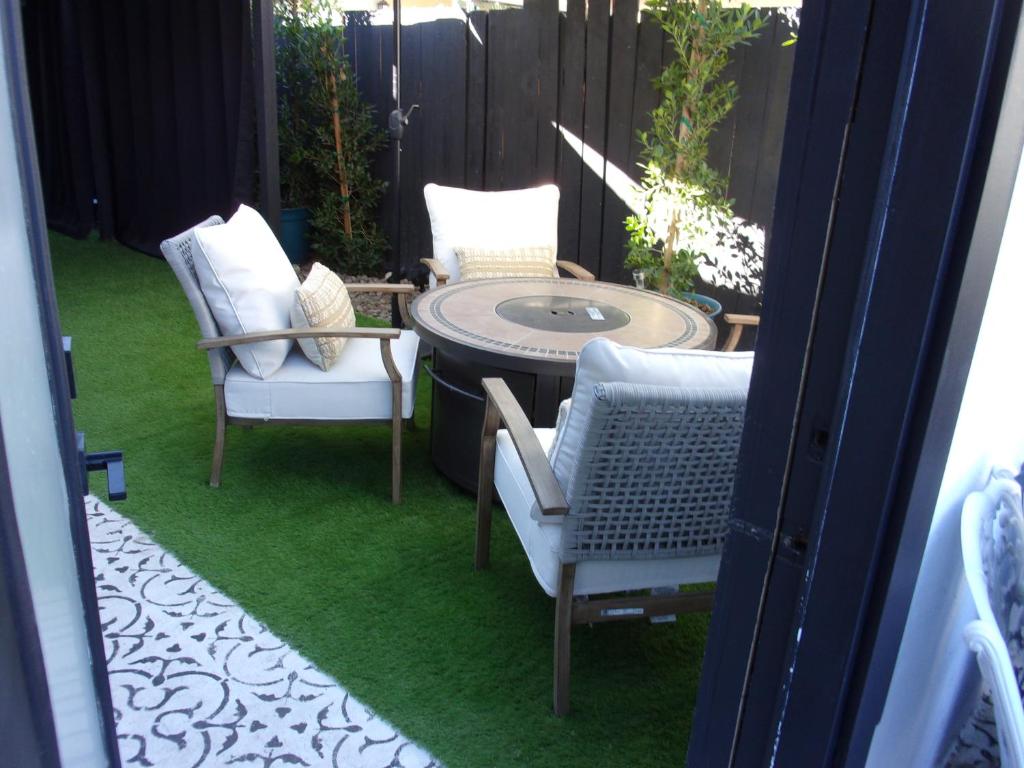 Updated Dwntwn 2bd Twnhse w/Hot Tub& Private Patio image