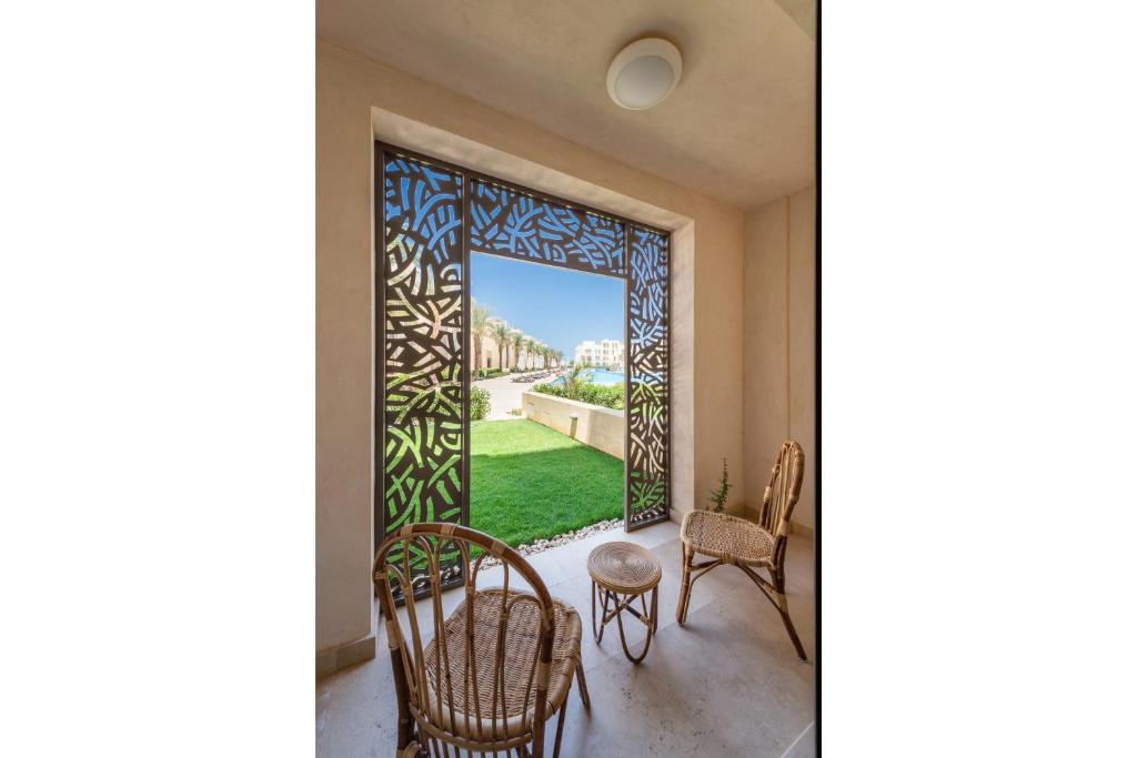 Secluded & Bespoke 1 BDR Apt with Pool View & Beach access - Tap to explore photos