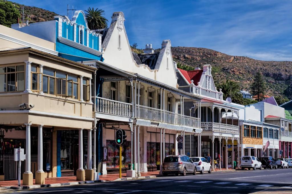 Eccentric Heritage Paradise Simon's Town - Tap to explore photos