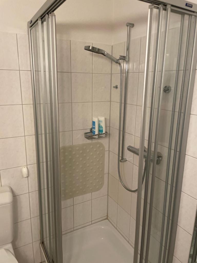 Gemütliche Zimmer mit eigenem Badezimmer an guter Lage - Tap to explore photos