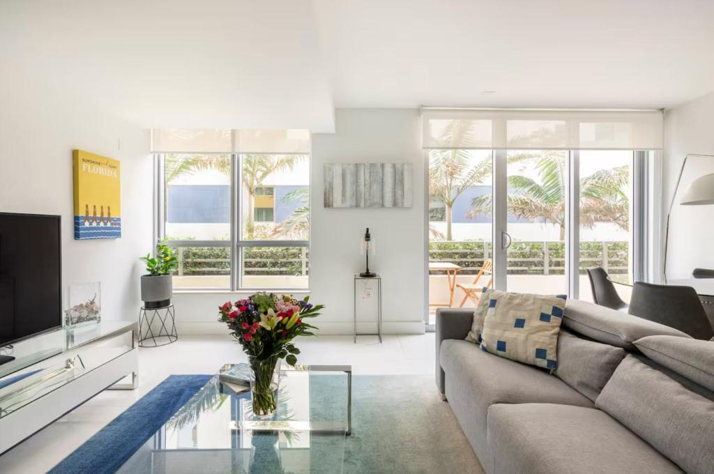 Beachfront Bentley Hotel One Bedroom Suite with Balcony and Beach access image