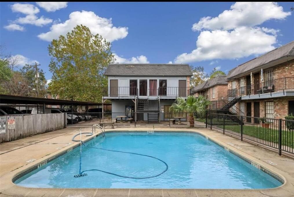 Chic 2B fast Wi-Fi & Free Parking Near Downtown, IAH & PASS Program image
