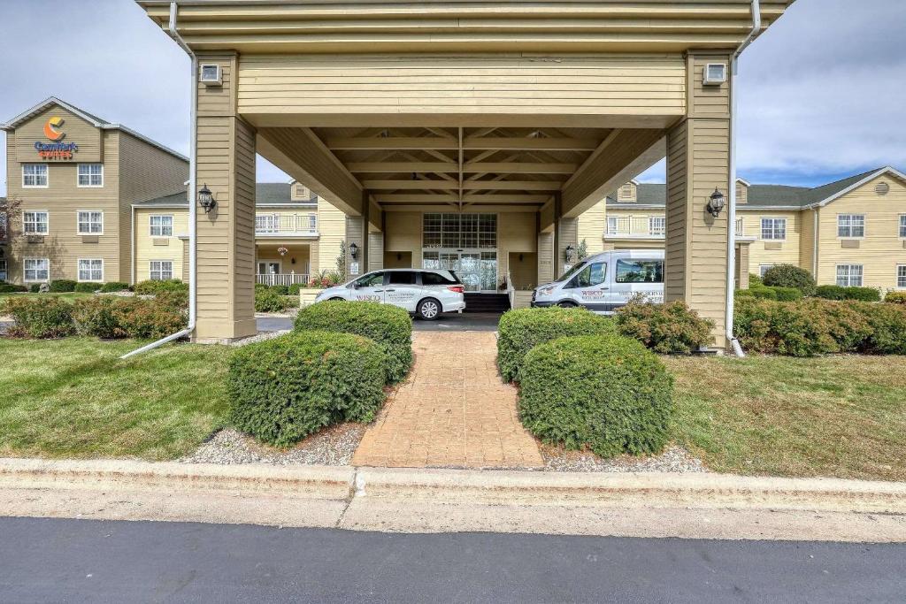 Comfort Suites Appleton Airport image