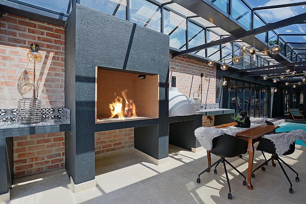 Crown Comfort - Affordable luxury - Private Pool & Hot Tub Under Roof - Tap to explore photos