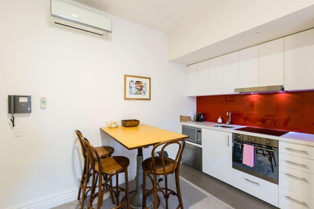 Stunning One Bedroom Apartment in Fitzroy photo 3