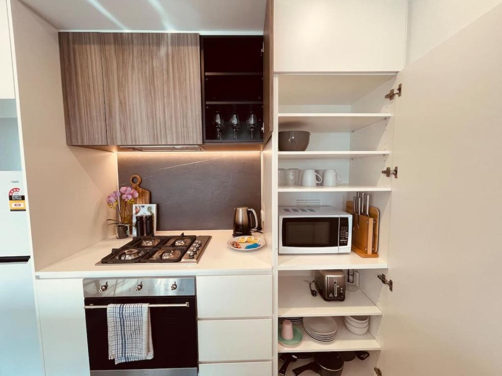 Box Hill 1bed 1bath Apartment L18 photo 2