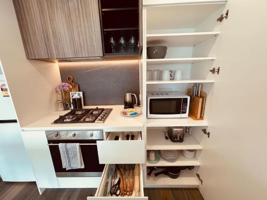 Box Hill 1bed 1bath Apartment L18 photo 3