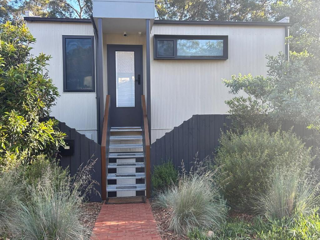 Bushland setting close to Sydney CBD- stand alone apartment photo 2