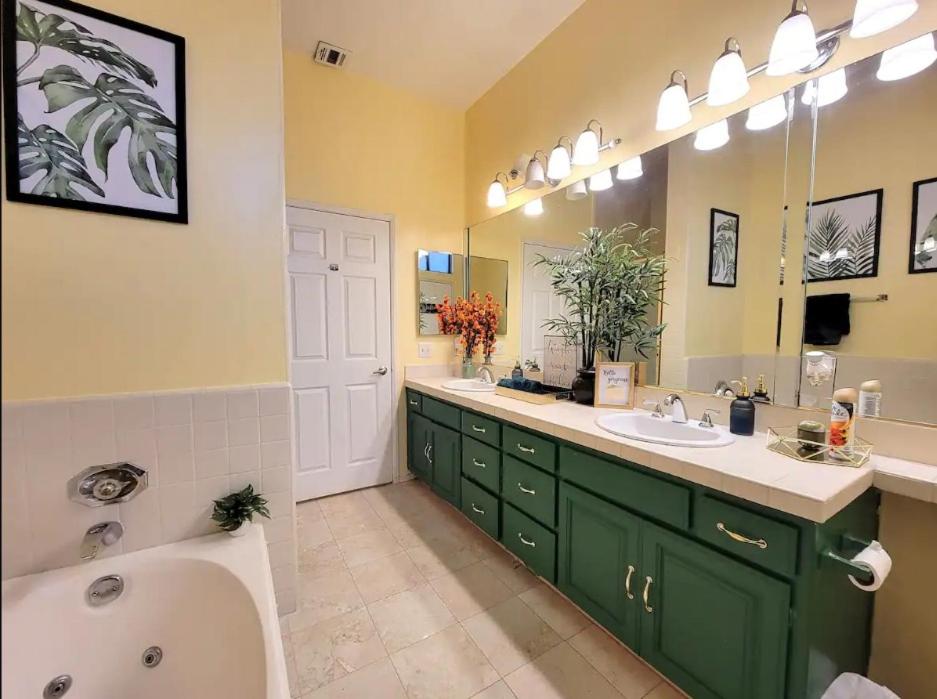 Spacious studio with two queen beds near Beverlywood 5 minutes to Rodeo Drive image