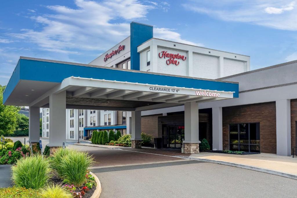 Hampton Inn Woodbridge image