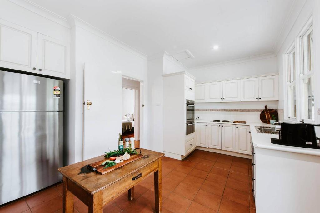 Burrundulla Farmhouse - Poolside Country Allure photo 3