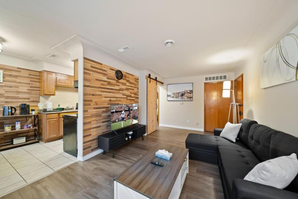 Modern Cozy 1Bedroom Apartment Shelby Township Retreat image