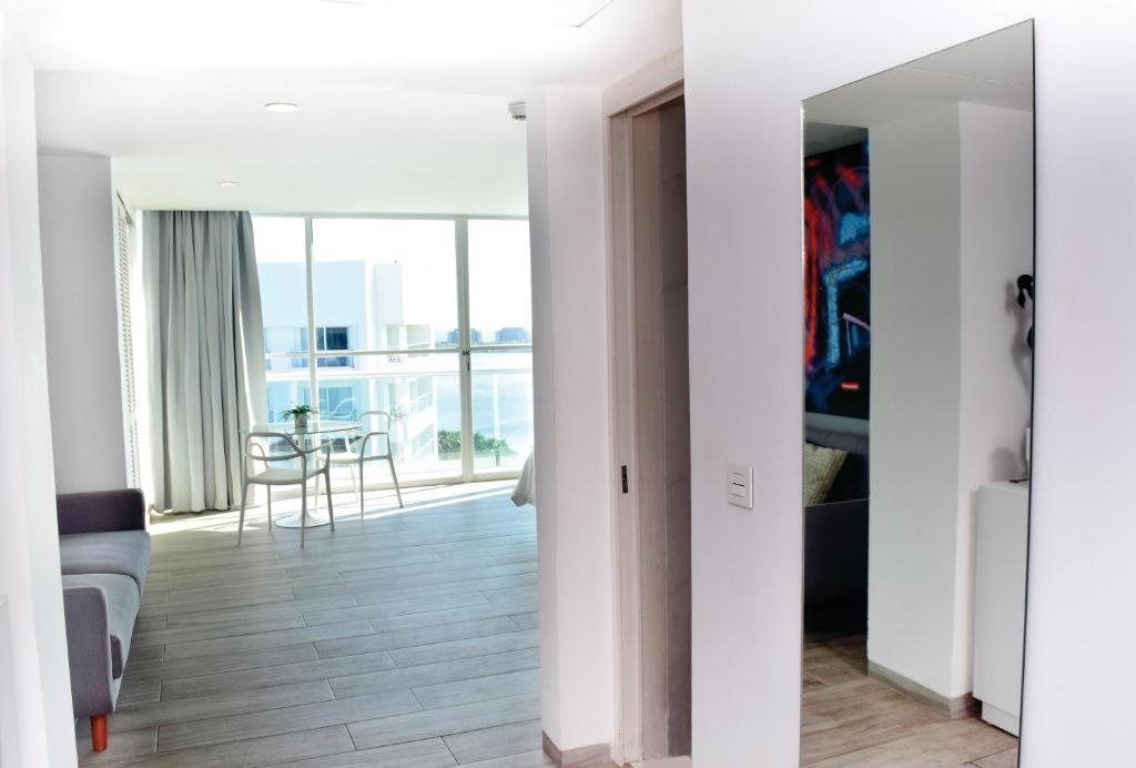 Beachfront Studio Balcony Pool & Gym - Tap to explore photos