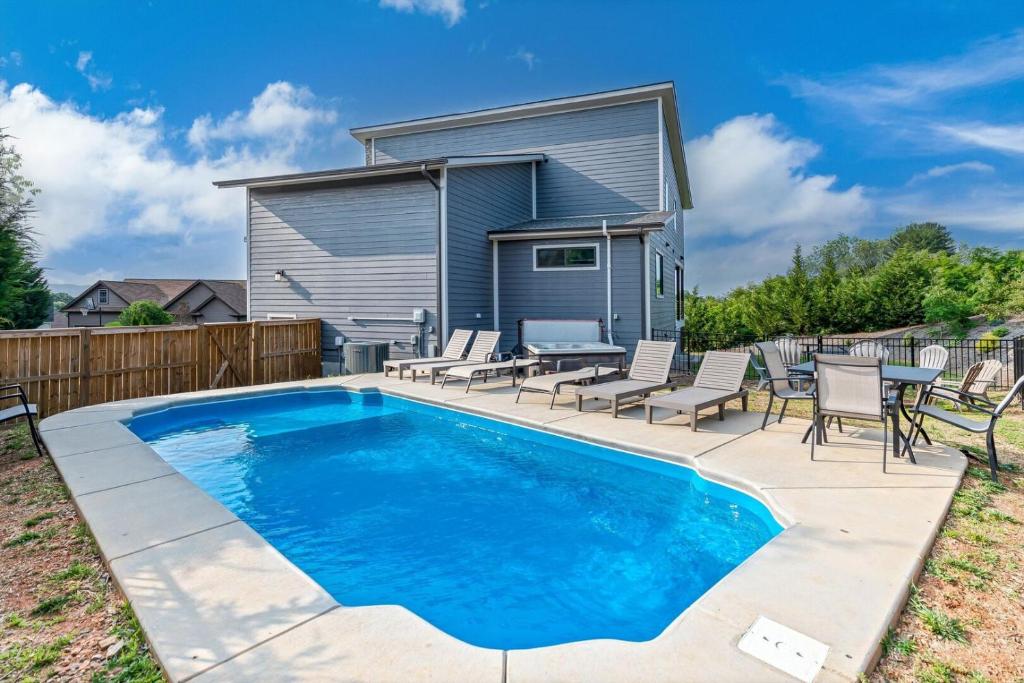 Ultra Luxurious House in the heart of Asheville with PRIVATE HOT TUB image