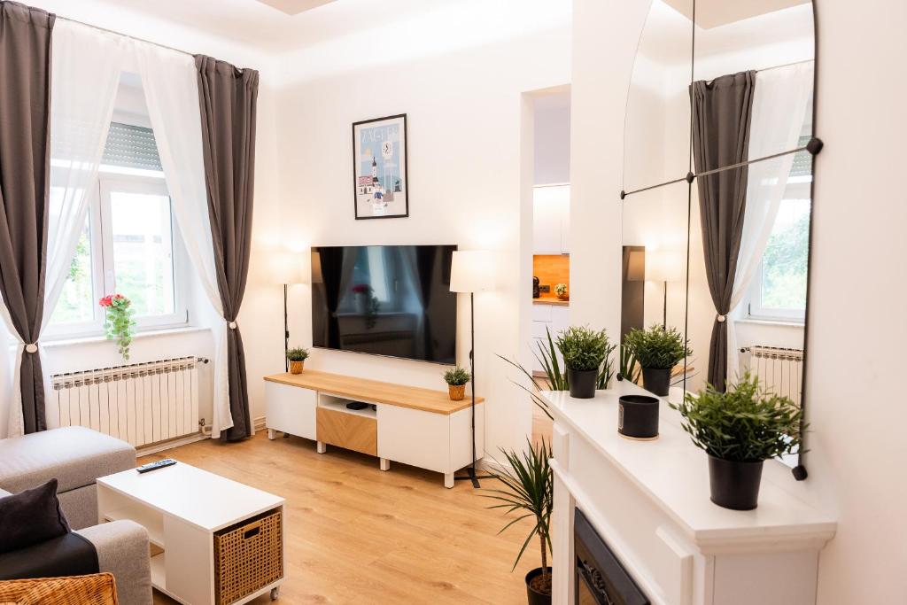 Asja Apartment Zagreb - Spacious Central Stay - Tap to explore photos