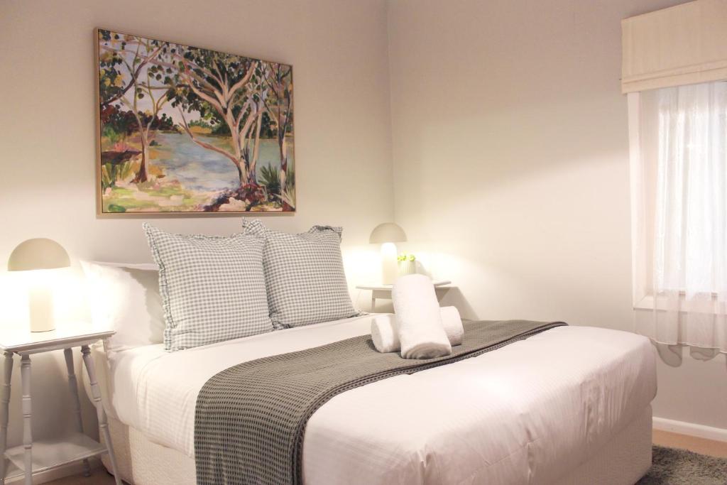 The Little White Cottage - Country Elegance Near CBD photo 2