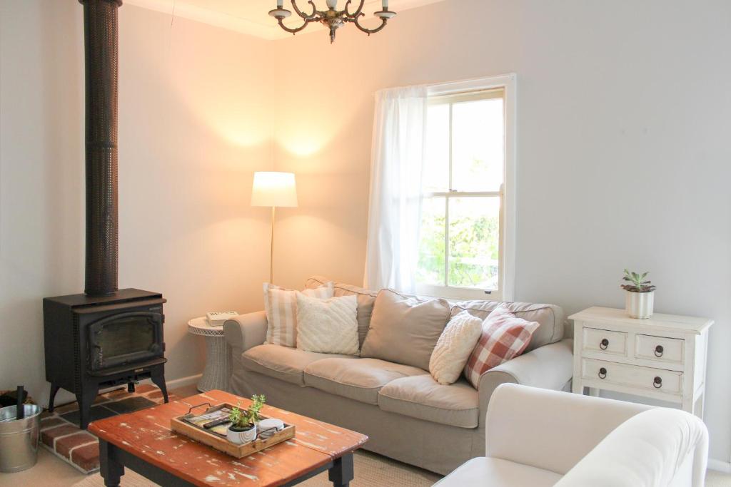 The Little White Cottage - Country Elegance Near CBD photo 1