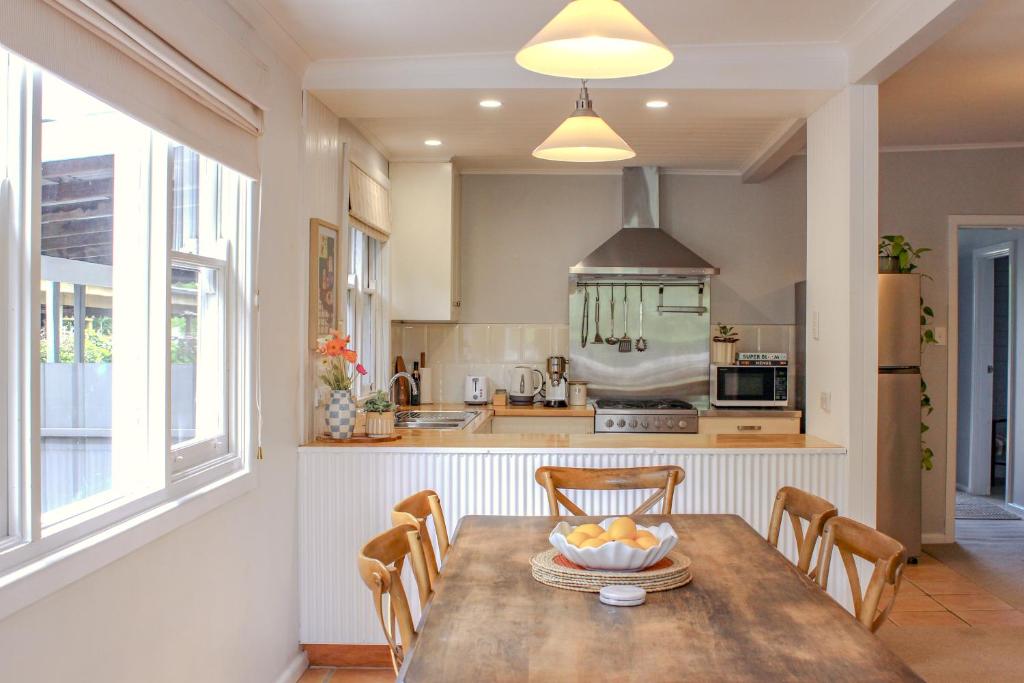 The Little White Cottage - Country Elegance Near CBD photo 3