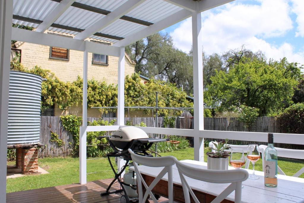 The Little White Cottage - Country Elegance Near CBD photo 4