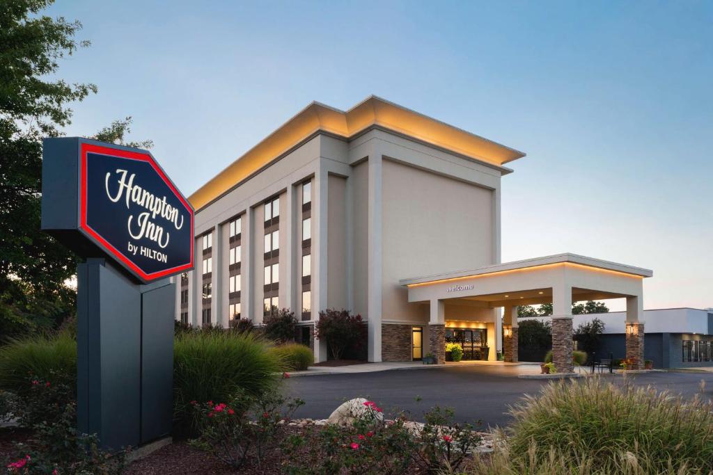 Hampton Inn Charlottesville image