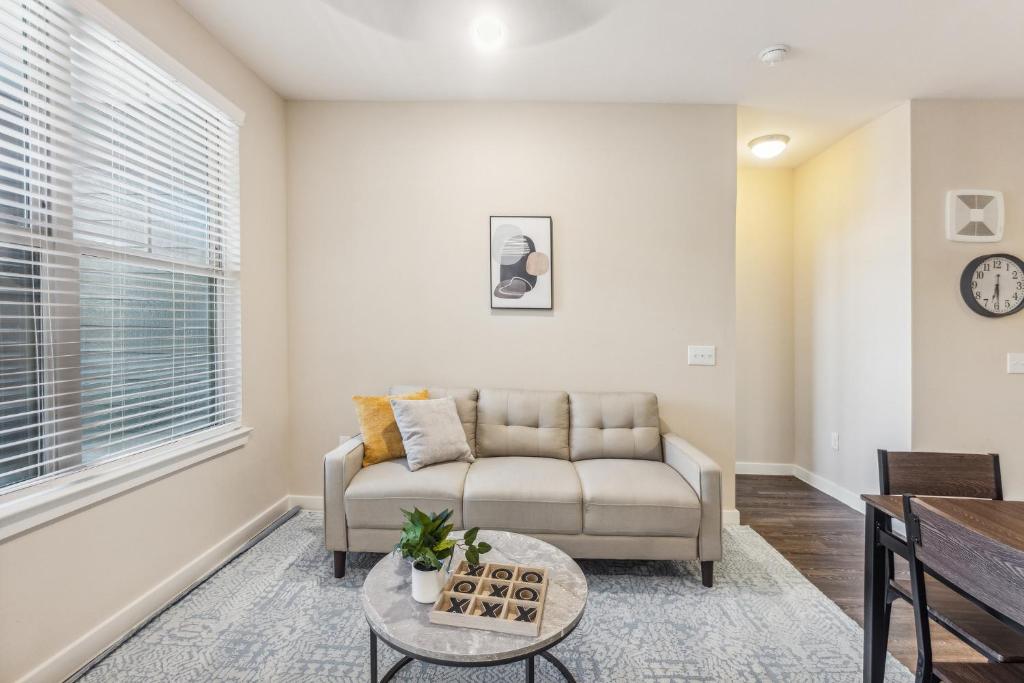Cullen 4307 I Parking I Pool I Gym I 2bd2bth image