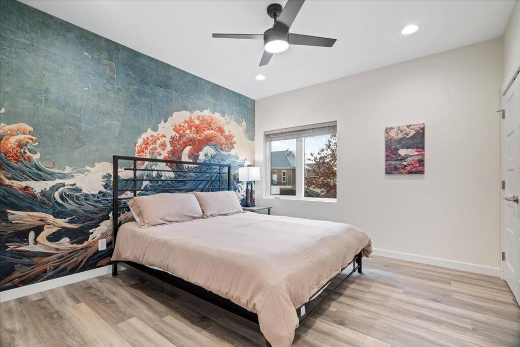 Spring at The Golden Goose including King Bed, Parking, Security and Laundry image
