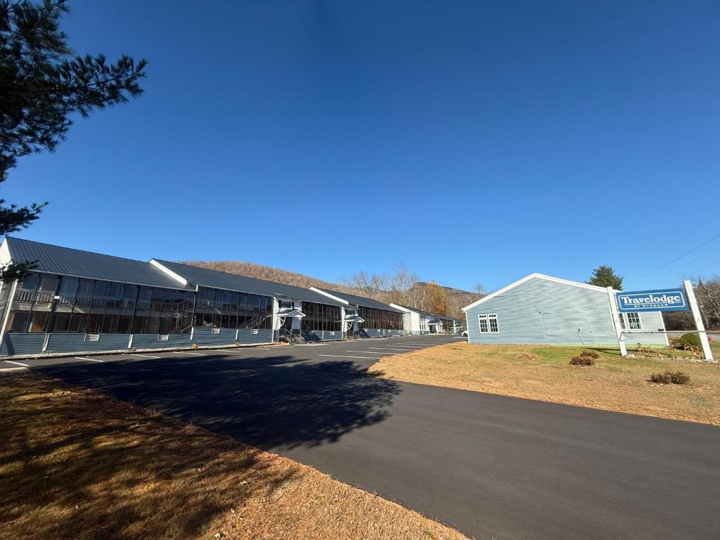 Travelodge by Wyndham Lincoln Near White Mountain image