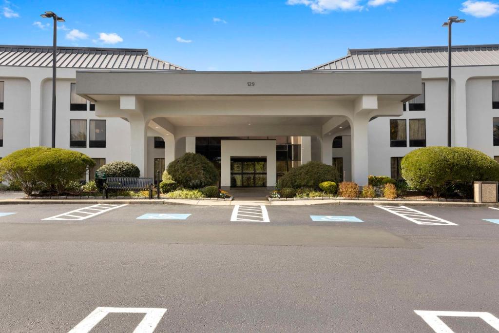 Hampton Inn Milford image