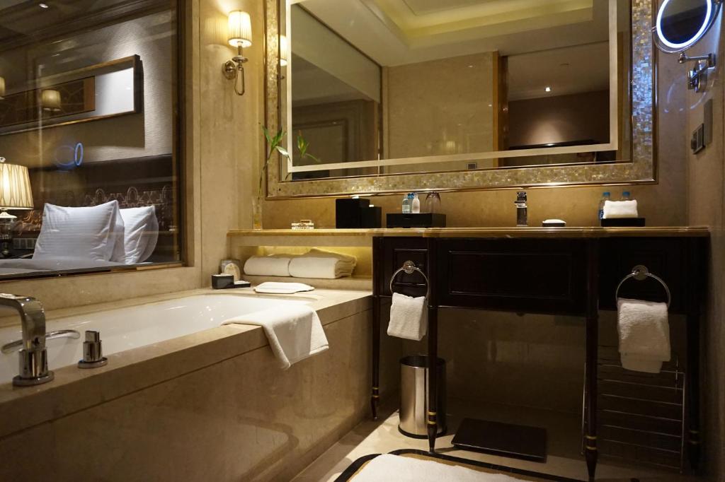 Двухместный (Номер Делюкс с кроватью размера «king-size»), Wanda Realm Harbin Hotel