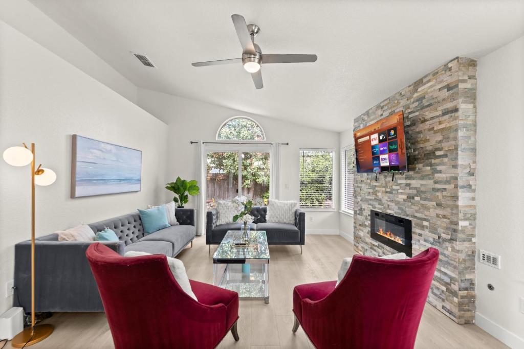 Recently Upgraded House with King Suite, quiet NBHD, Fast Wifi, and Yard image