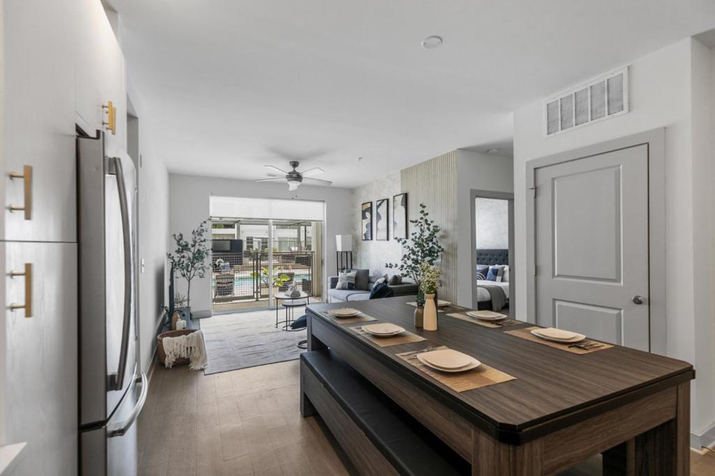 Urban Elegance 3BR Condo Experience image