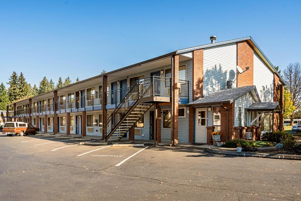 Super 8 by Wyndham Vancouver East image