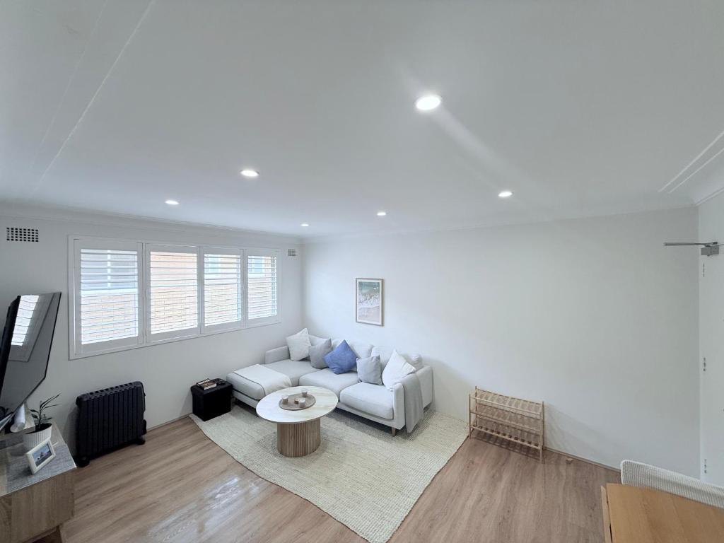 Coogee Sunrise 2 Bed Apt with Parking, Work Desks & Balcony photo 3