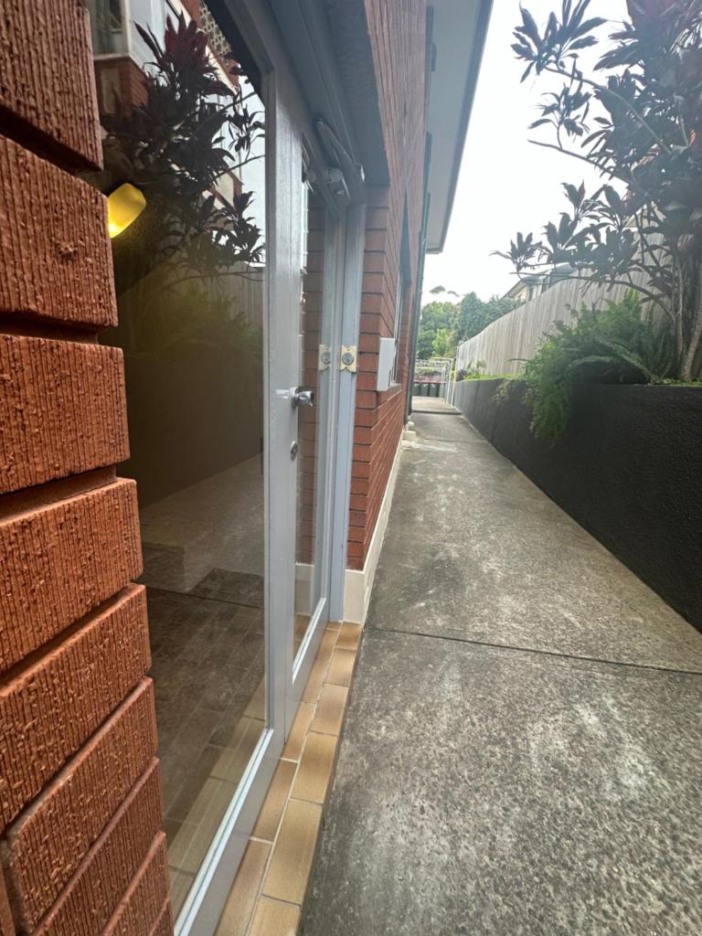 Coogee Sunrise 2 Bed Apt with Parking, Work Desks & Balcony photo 2