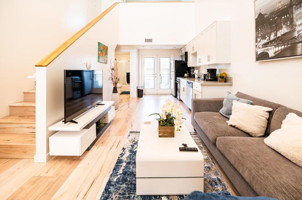 Chic Modern Loft in Hollywood 1 Bedroom with Balcony & Free Secure Parking image