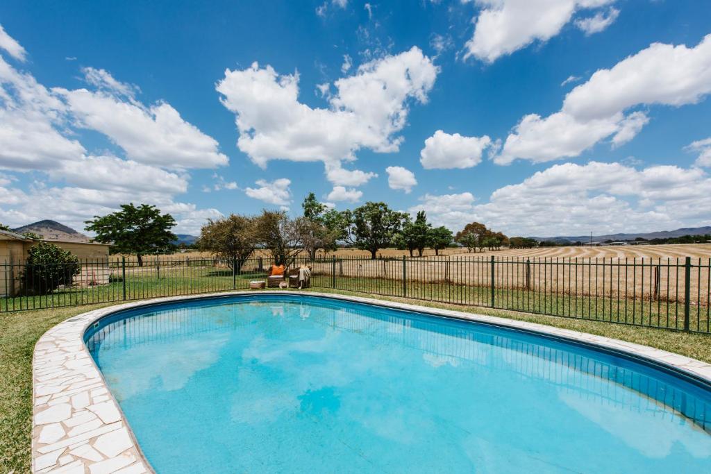 Burrundulla Farmhouse - Poolside Country Allure photo 4