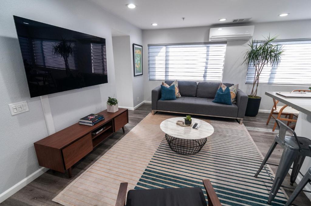 50 M to Sand LGB 2 King Suites image