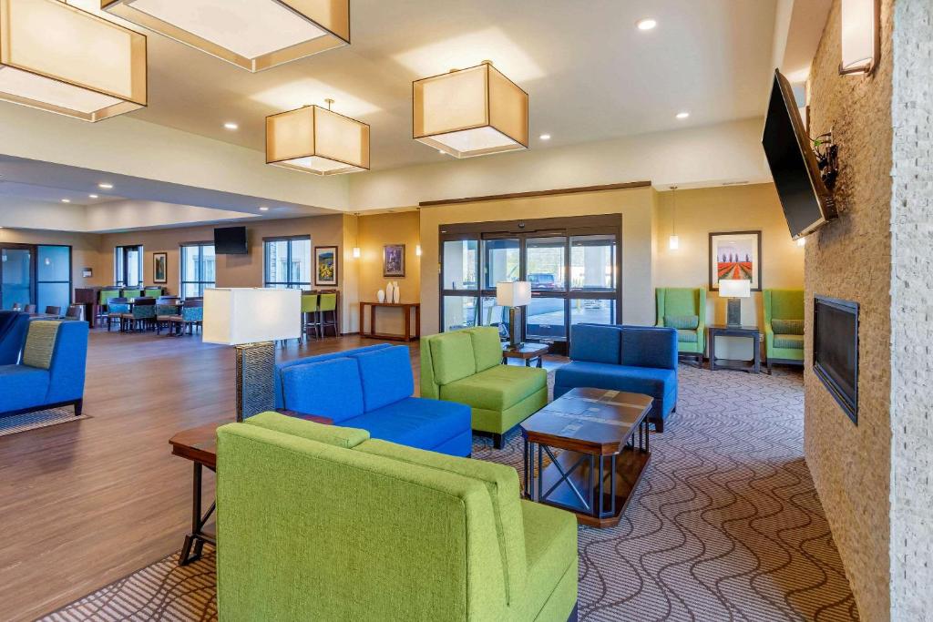 Comfort Suites Burlington near I-5 - Tap to explore photos