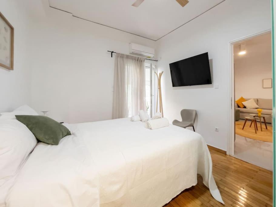 Vibrant 2BR in Koukaki - Tap to explore photos