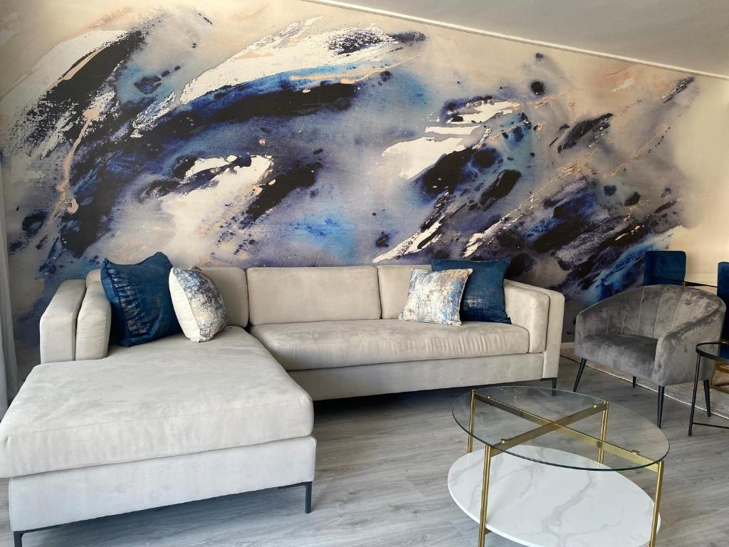 Luxe Living- Flatrock - Tap to explore photos